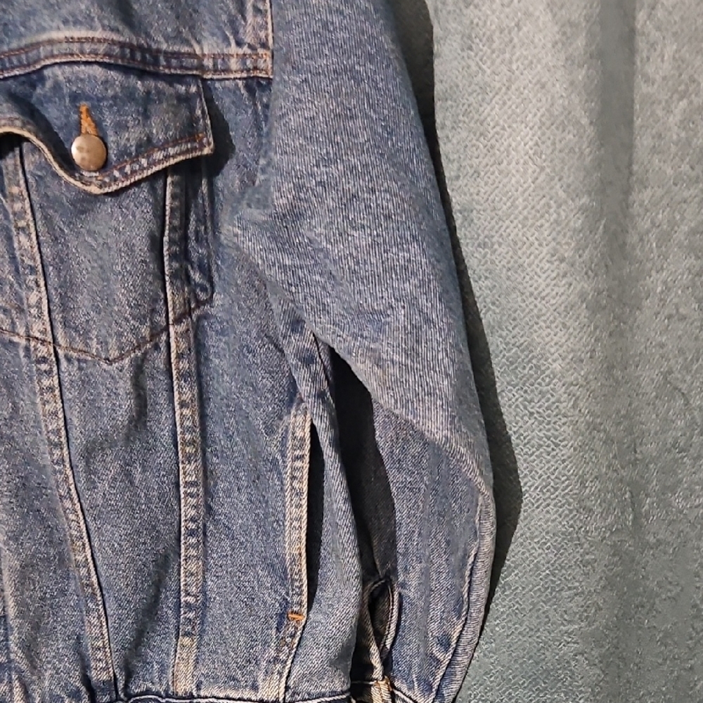 Peanuts Women's Denim Jean Jacket Size Small with Flocked Design On Back - Picture 5 of 7